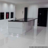 piso de porcelanato branco polido Vila Bancária Munhoz